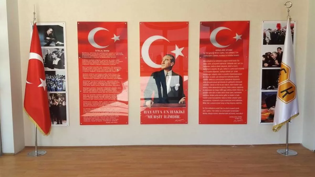 Atatürk Köşeleri,İstiklal Marşı,Gençliğe Hitabe